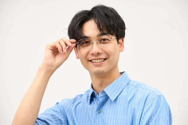 スペシャルプライス]軽やかなかけ心地が魅力のオーバルチタンメガネ