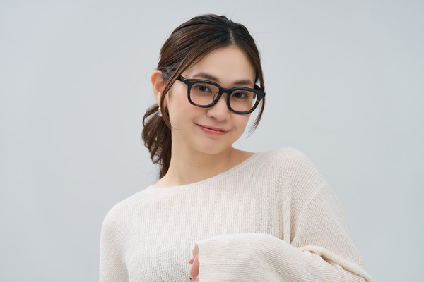 美しい透明感が特徴のウェリントン（ZH251004-49A2）｜メガネのZoff