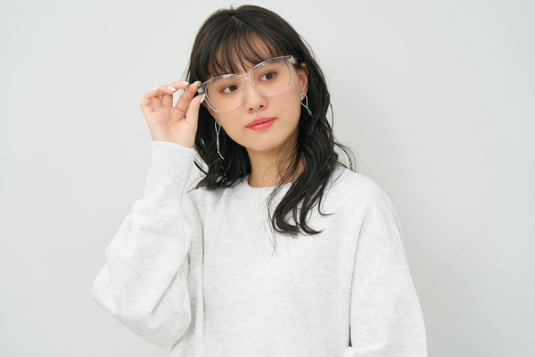 セール価格]かけるだけで存在感がある太縁メガネ（ZN241034-00A1