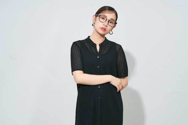 ラバーテンプルが特徴のウェリントン型メガネ（ZA251009-14E1