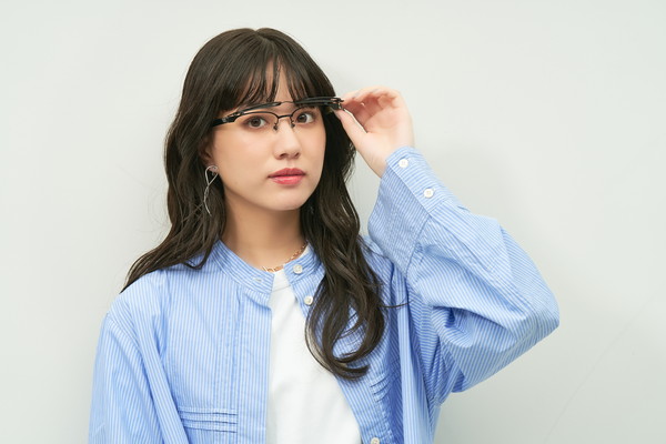 手元も遠くもかけ外し不要のウェリントンフレーム/FLIP UP(跳ね上げ式