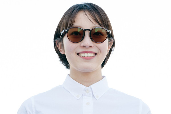 レンズの色が変わるサングラス/OUTDOOR EDITION Zoff｜YURIE