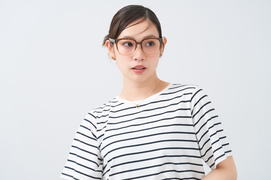 スペシャルプライス]小顔に見せてくれる計算されたウェリントン型