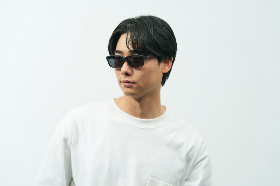 アクティブシーン向けスクエア型サングラス(SNAP GRIP搭載