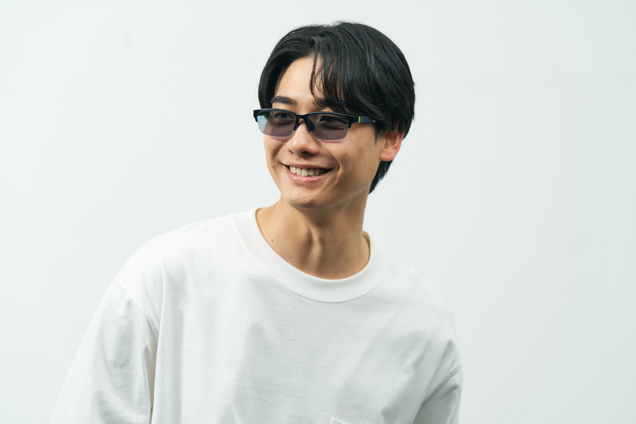 アクティブシーン向けウェリントン型サングラス(SNAP GRIP搭載
