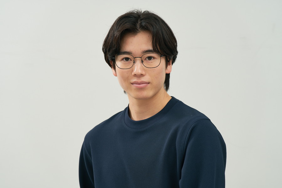 大きめサイズが特徴のウェリントン型チタンフレーム