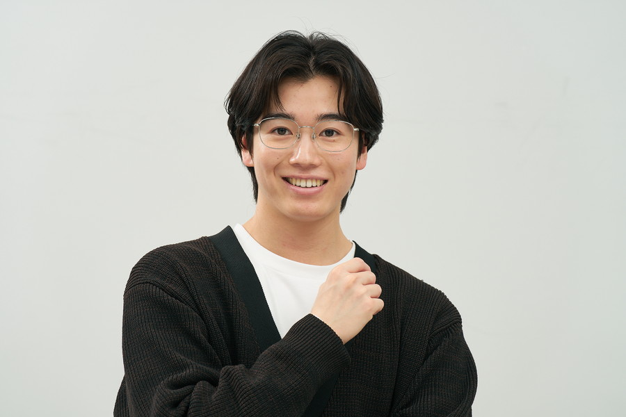 大きめサイズが特徴のウェリントン型チタンフレーム