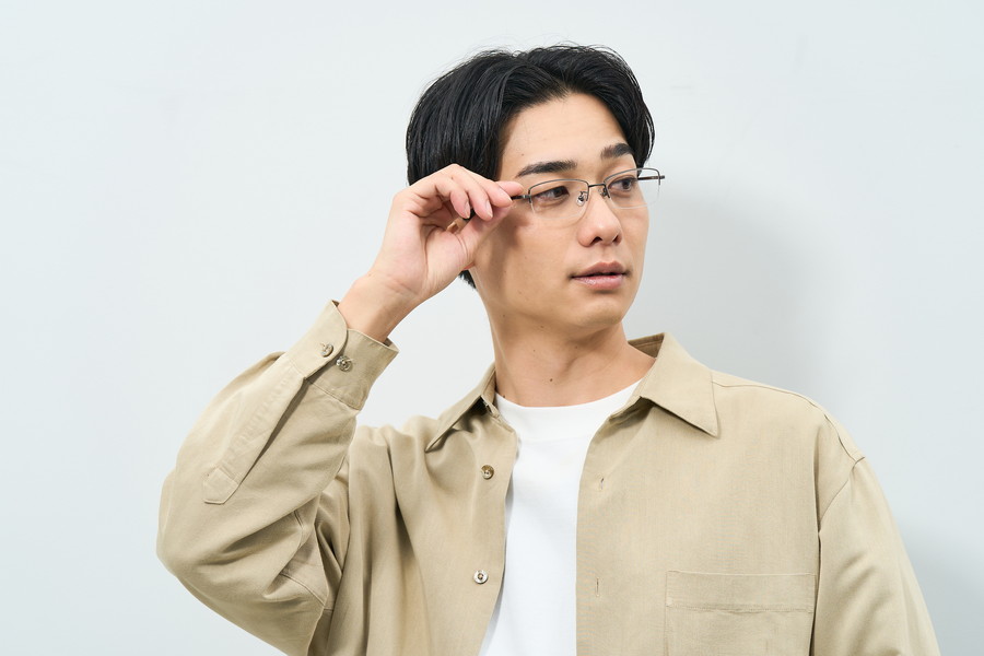 高品質チタンを使用した、ビジネス向けメガネ