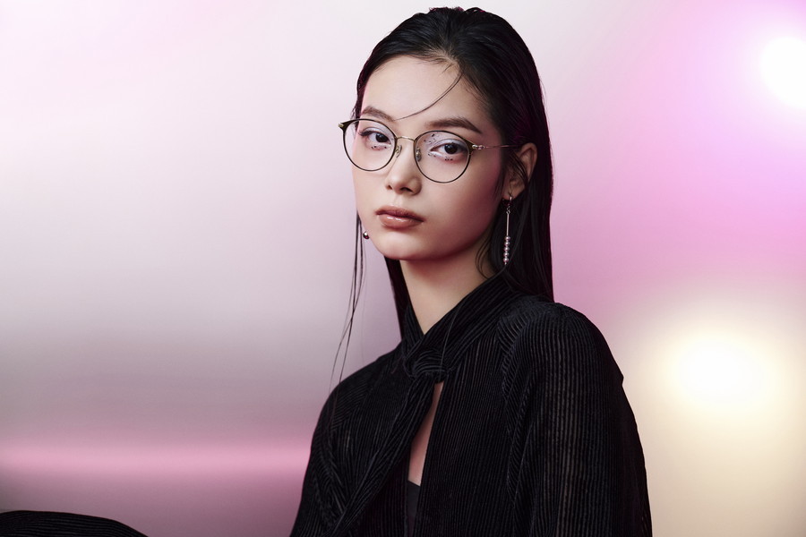 華やかさのあるボストン型チタンフレーム