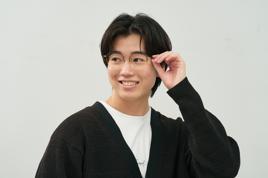 華やかさのあるボストン型チタンフレーム