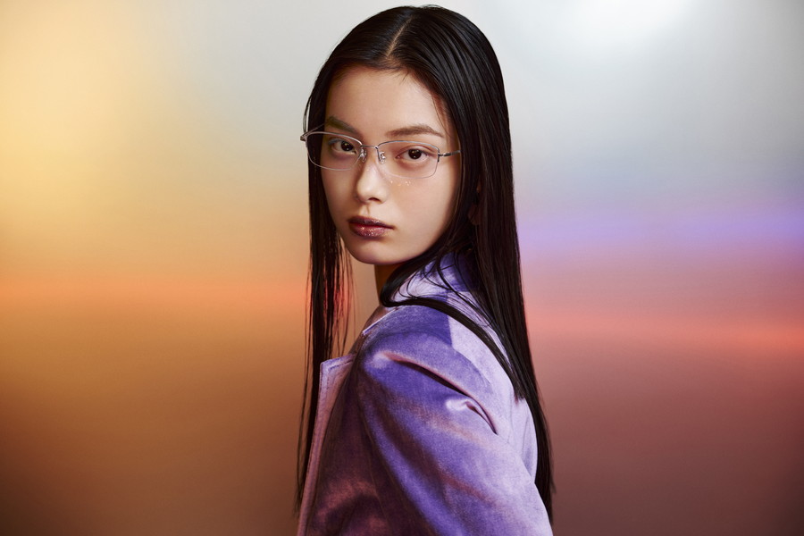 トレンド感のあるウェリントン型チタンフレーム