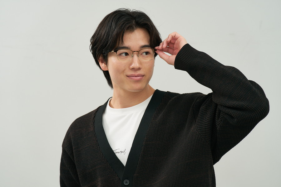 華奢なシルエットを活かしたチタンフレーム