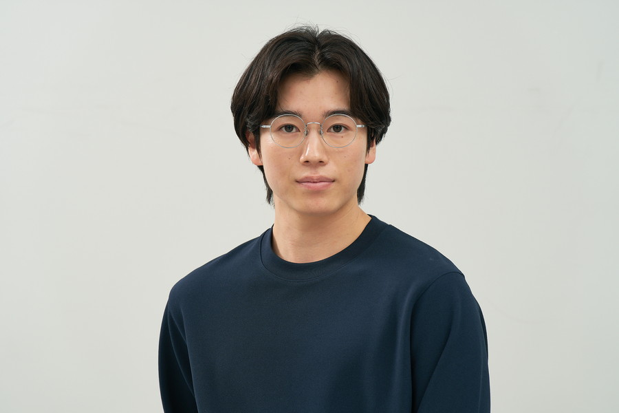 知的な印象のラウンド型チタンフレーム