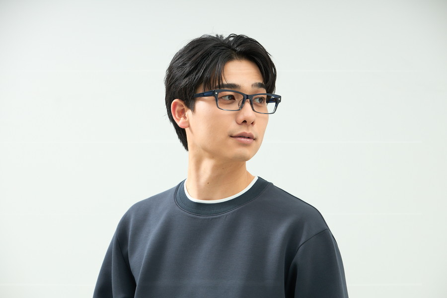 スタイリッシュな印象のウェリントン型メガネ