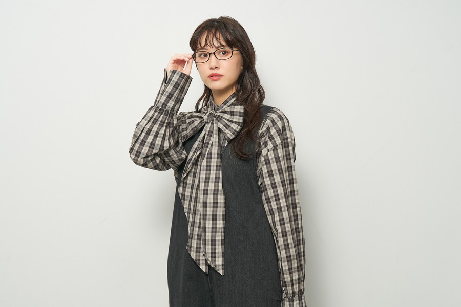 ほどよい角張りシェイプでスッキリした印象のスクエアフレーム/SMART SKINNY JEWELRY