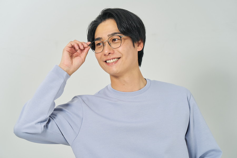 すっきりとした顔馴染みの良いウェリントン型[中顔面短縮みえメガネ