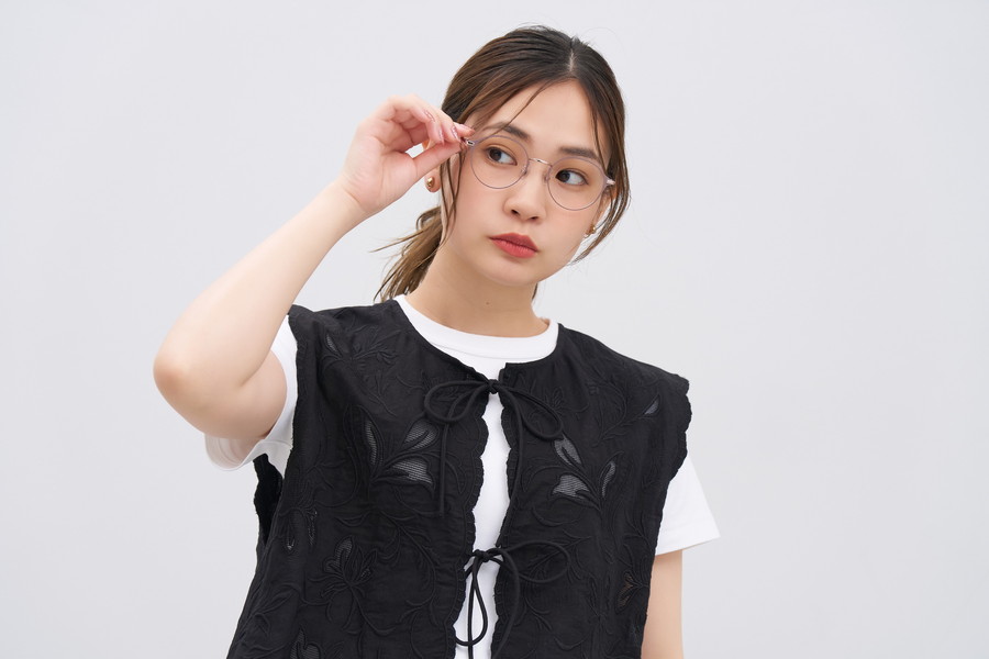 上品でフェミニンな印象のボストン型[鼻高みえメガネ][中顔面短縮みえ