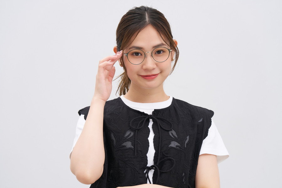上品でフェミニンな印象のボストン型[鼻高みえメガネ][中顔面短縮みえ