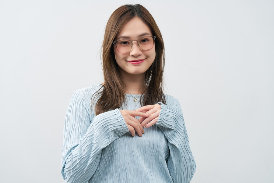 定番で使いやすいウェリントン型サングラス(調光レンズ搭載)(WEB限定