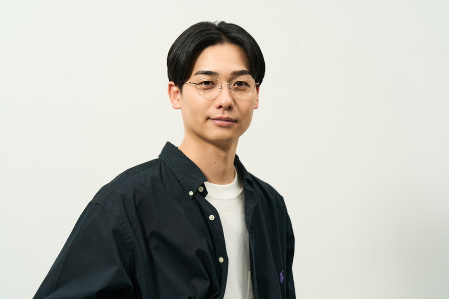 女性らしい優しい印象のオーバル型メガネ
