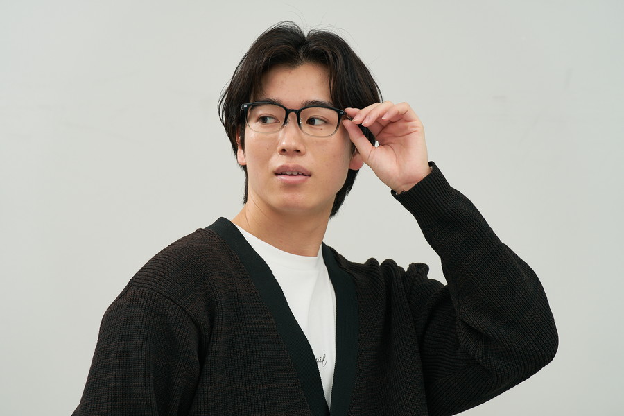 華奢なシルエットを活かしたチタンフレーム