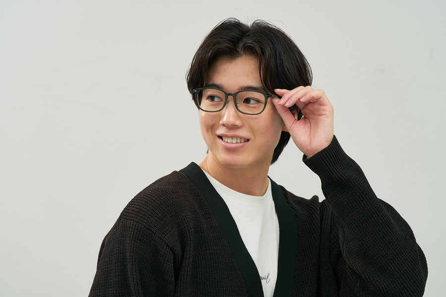 華奢なシルエットを活かしたチタンフレーム