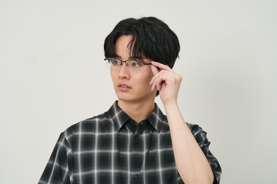 しっかりフィットで快適なスクエア型(Zoff CLAP CLICK搭載)