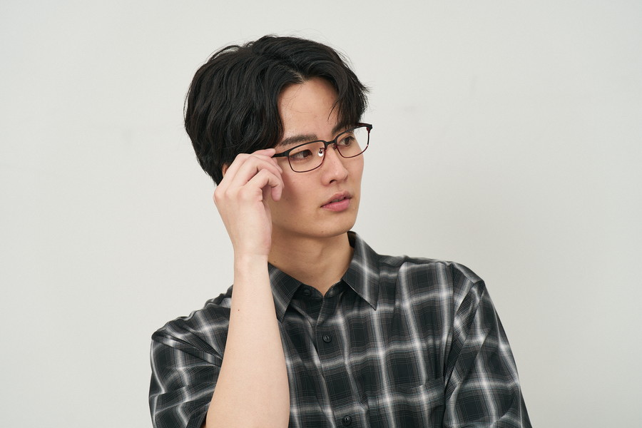 しっかりフィットで快適なウェリントン型(Zoff CLAP CLICK搭載)