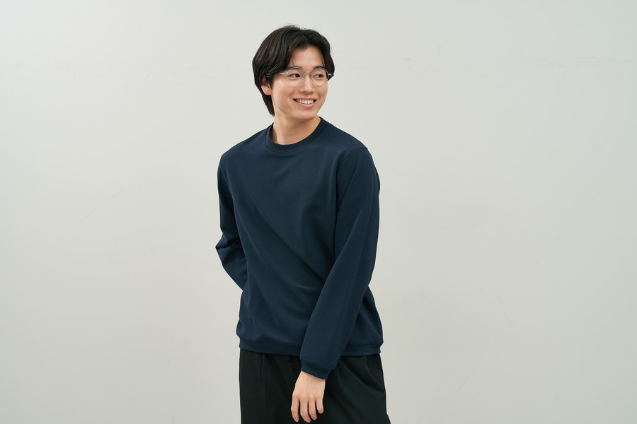 知的な印象のラウンド型チタンフレーム