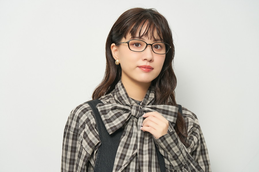 ほどよい角張りシェイプでスッキリした印象のスクエアフレーム/SMART SKINNY JEWELRY