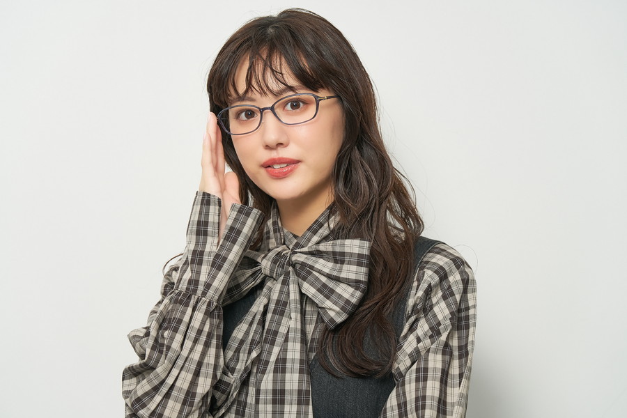 ほどよい角張りシェイプでスッキリした印象のスクエアフレーム/SMART SKINNY JEWELRY