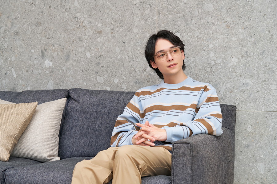定番で使いやすいウェリントン型サングラス(調光レンズ搭載)(WEB限定