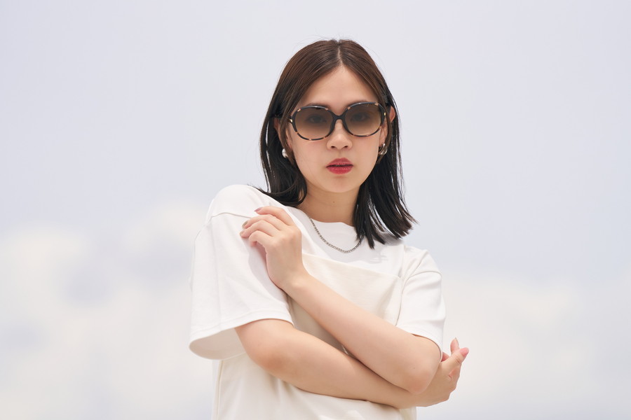 上品な存在感を演出する大きめサイズのウェリントン型/SUNCUTGlasses