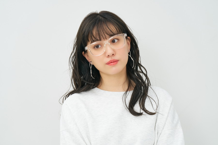 かけるだけで存在感がある太縁メガネ