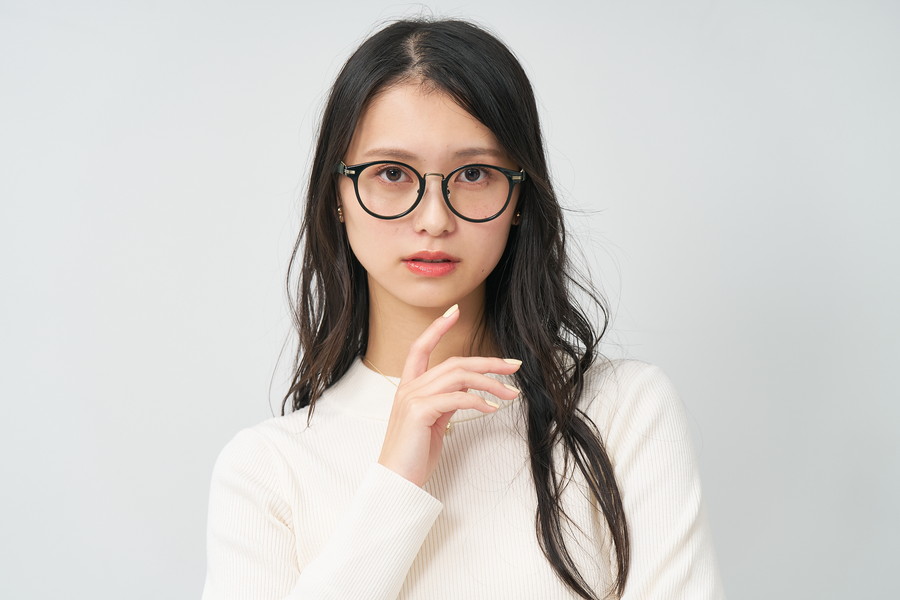 ラバーテンプルが特徴のボストン型メガネ[中顔面短縮みえメガネ