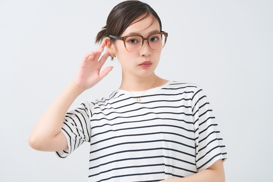 スペシャルプライス]小顔に見せてくれる計算されたウェリントン型