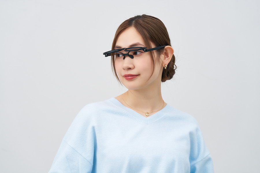 新構造のウェリントン型FLIP UP(跳ね上げ式メガネ)（ZC251018-14F1