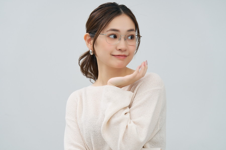 大きめサイズが特徴のウェリントン型チタンフレーム