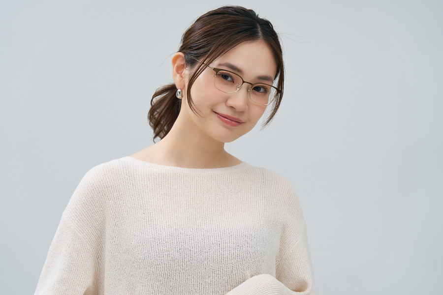 華奢なシルエットを活かしたチタンフレーム