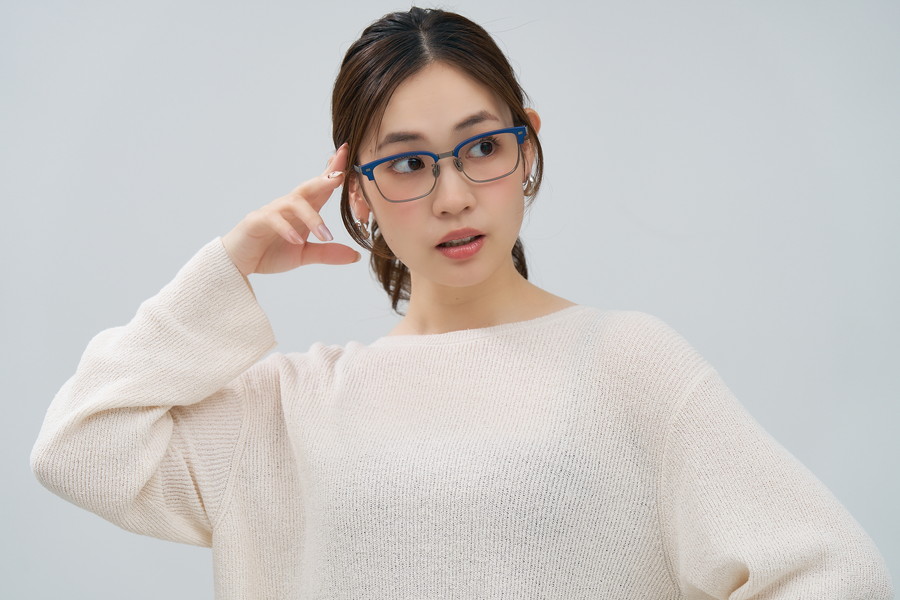 重厚感のあるウェリントン型チタンフレーム