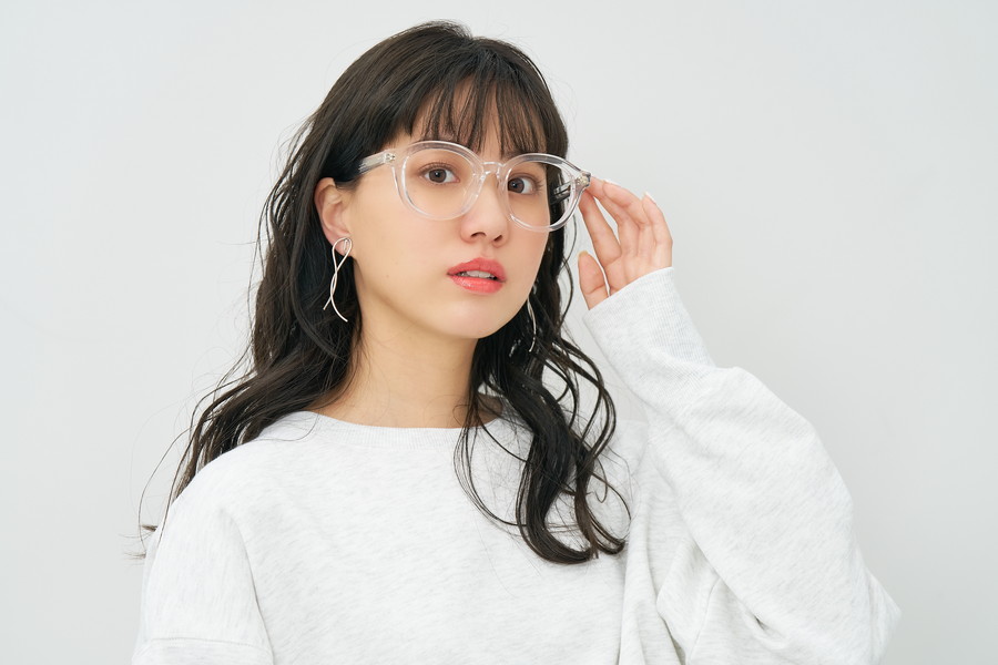 かけるだけで存在感がある太縁メガネ