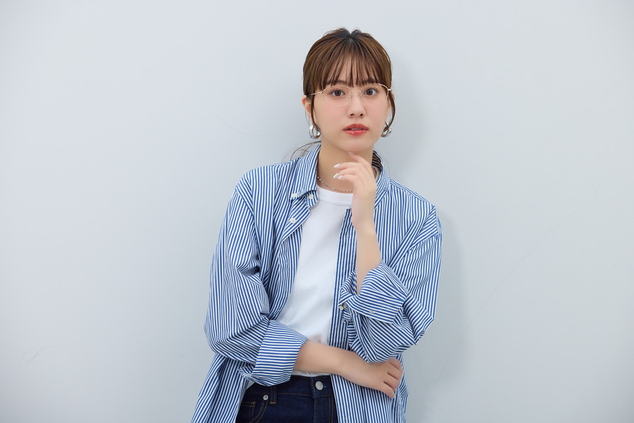 女性らしい優しい印象のオーバル型メガネ