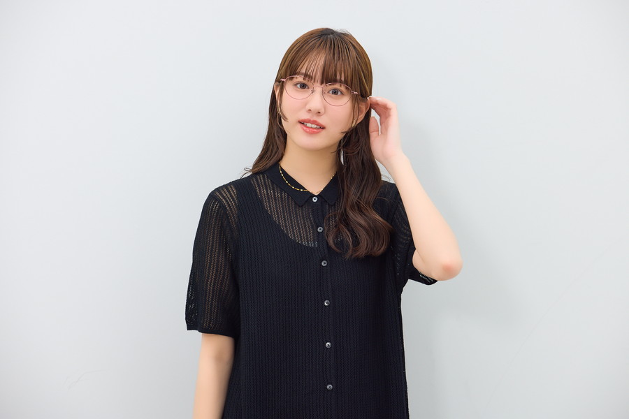 女性らしい優しい印象のオーバル型メガネ