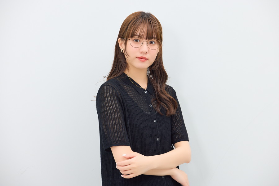 女性らしい優しい印象のオーバル型メガネ