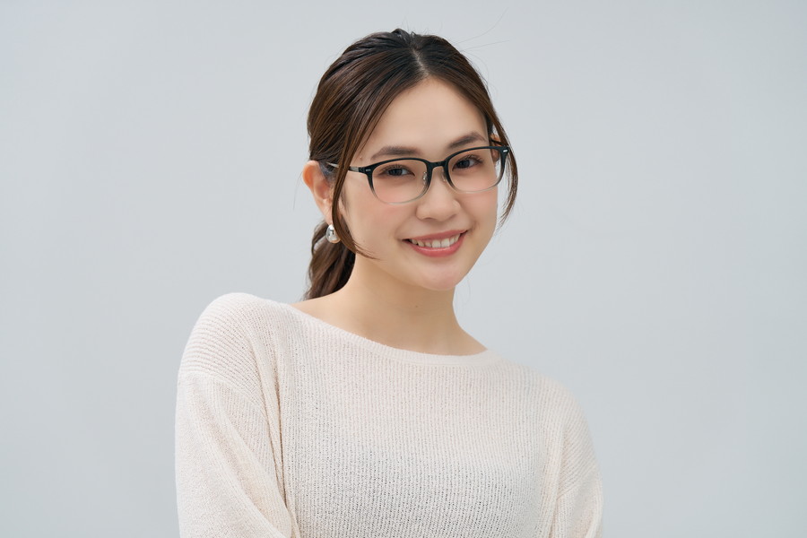 華奢なシルエットを活かしたチタンフレーム