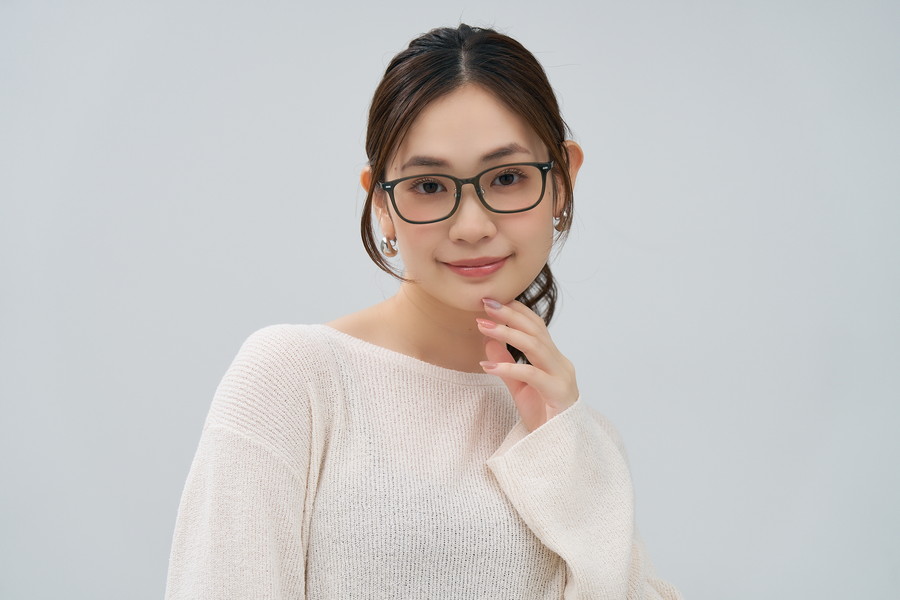 華奢なシルエットを活かしたチタンフレーム