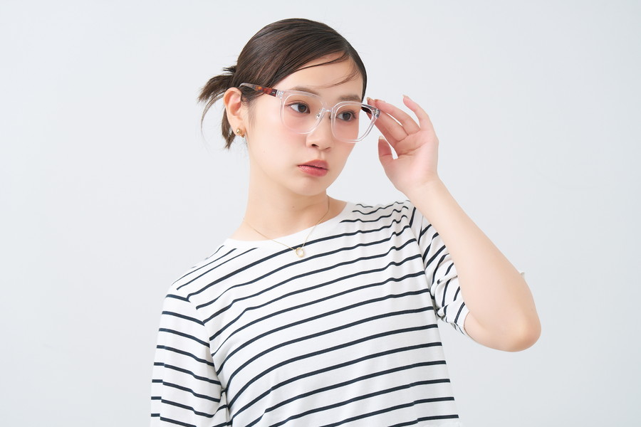 スペシャルプライス]小顔に見せてくれる計算されたウェリントン型