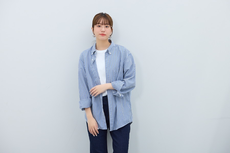 女性らしい優しい印象のオーバル型メガネ