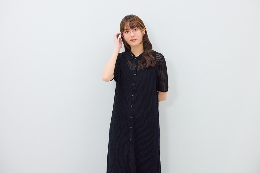 女性らしい優しい印象のオーバル型メガネ