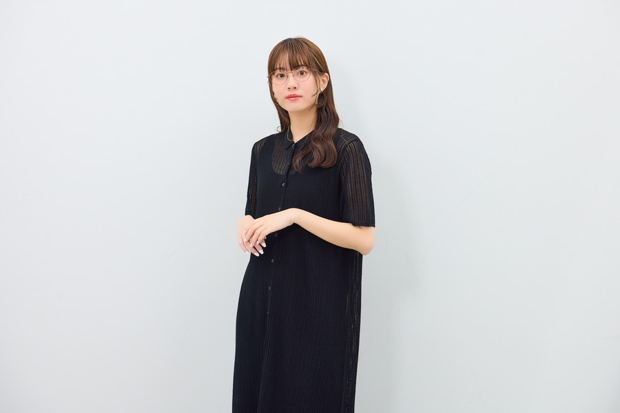 女性らしい優しい印象のオーバル型メガネ